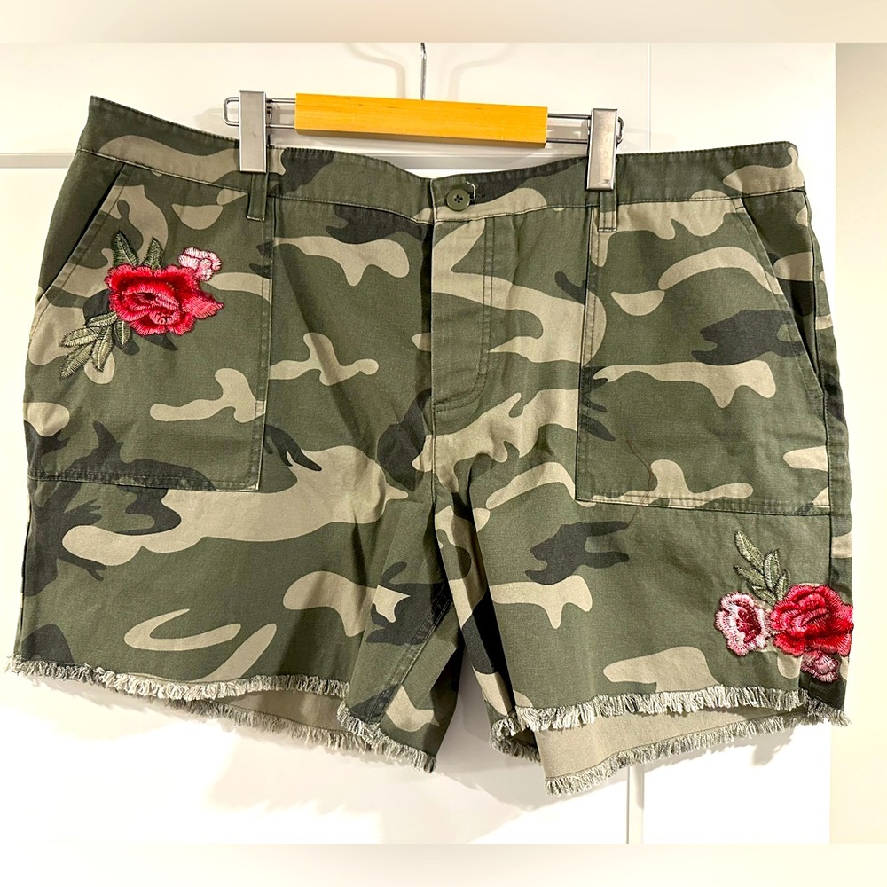 Venus embroidered cargo shorts in camouflage - women’s plus - size 20